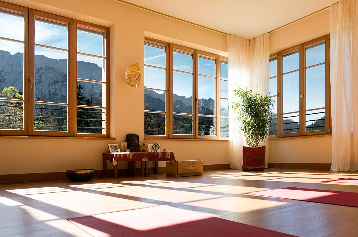 Hotelfotografie auf Schloss Elmau mit Yogastudio und Bergblick | Felix Krammer Fotografie