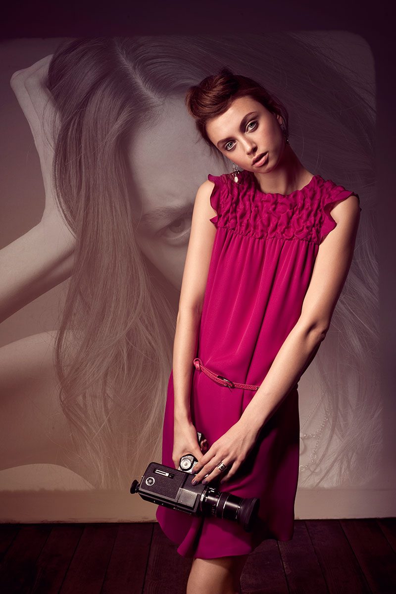 Fashion Fotografie mit Model im roten Kleid mit Filmkamera | Felix Krammer Fotografie
