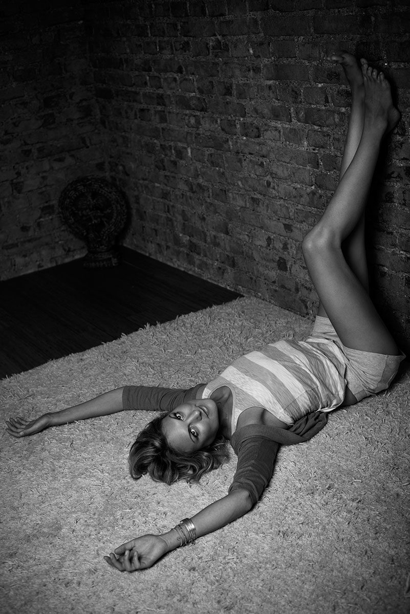 Yoga Fotografie mit Yogini Judith Mila Durante in der Asana Viparita Karani | Felix Krammer Fotografie
