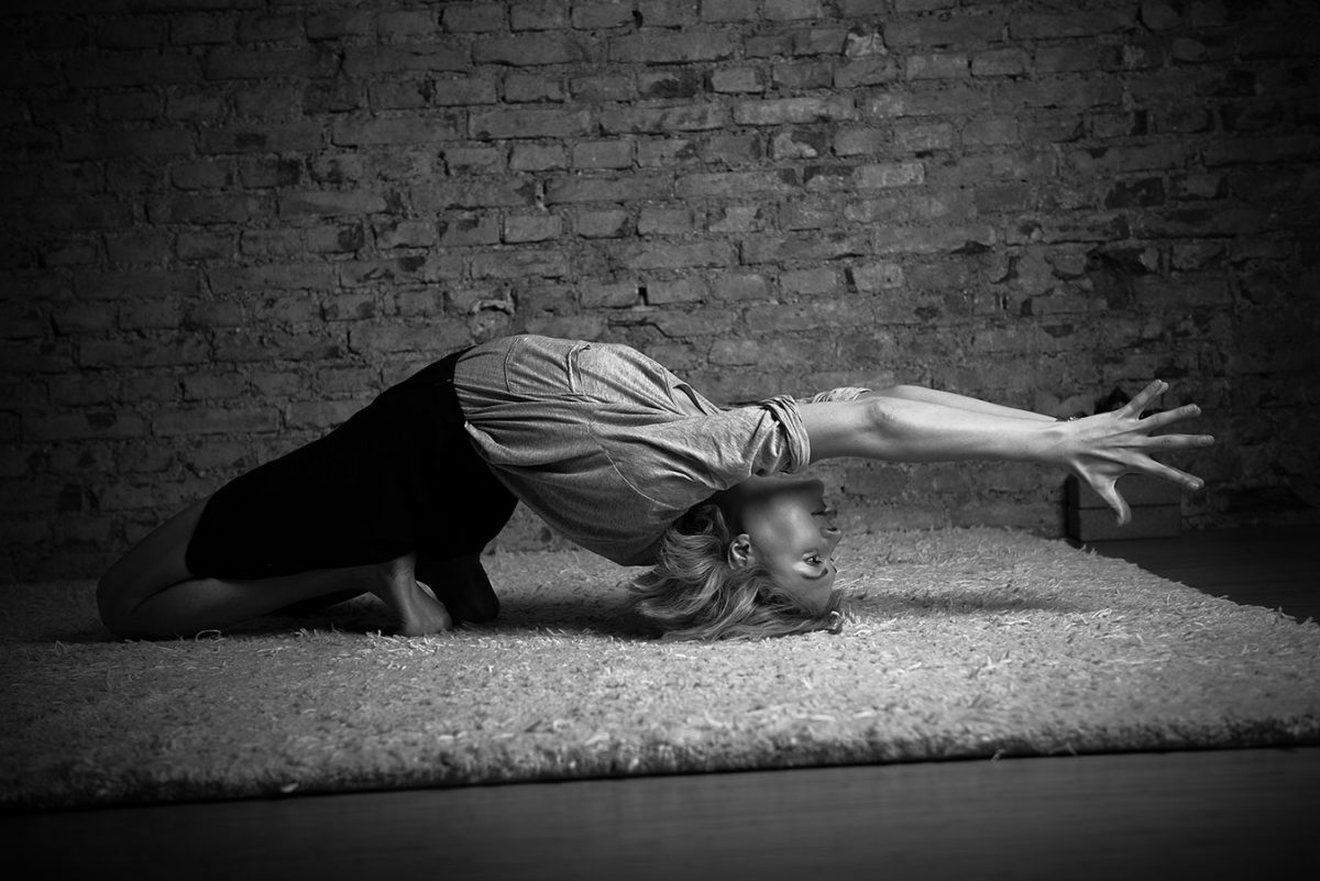 Yogini in Yogahaltung, Schwarzweiß | Felix Krammer Fotografie