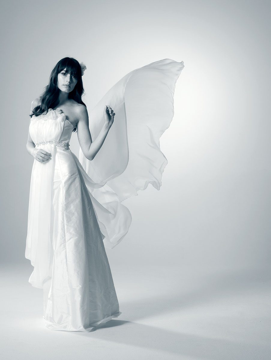 Model Kristina Tulinius posiert im Brautkleid für Natascha Wiebking | Felix Krammer Fotografie