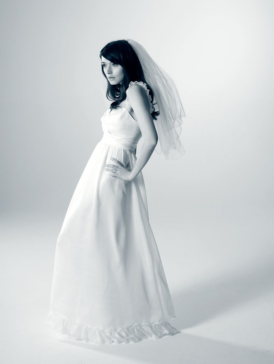 Model Kristina Tulinius posiert im Brautkleid für Natascha Wiebking | Felix Krammer Fotografie