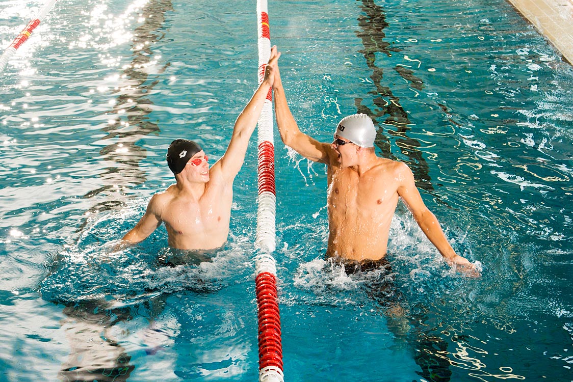 Sport Fotografie, 2 Schimmer klatschen ab im Schwimmbecken | Felix Krammer Fotografie
