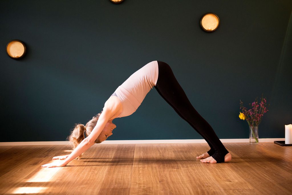 Yogalehrerin Franziska Westarp in Ardho Mukha Svanasana | Felix Krammer Fotografie