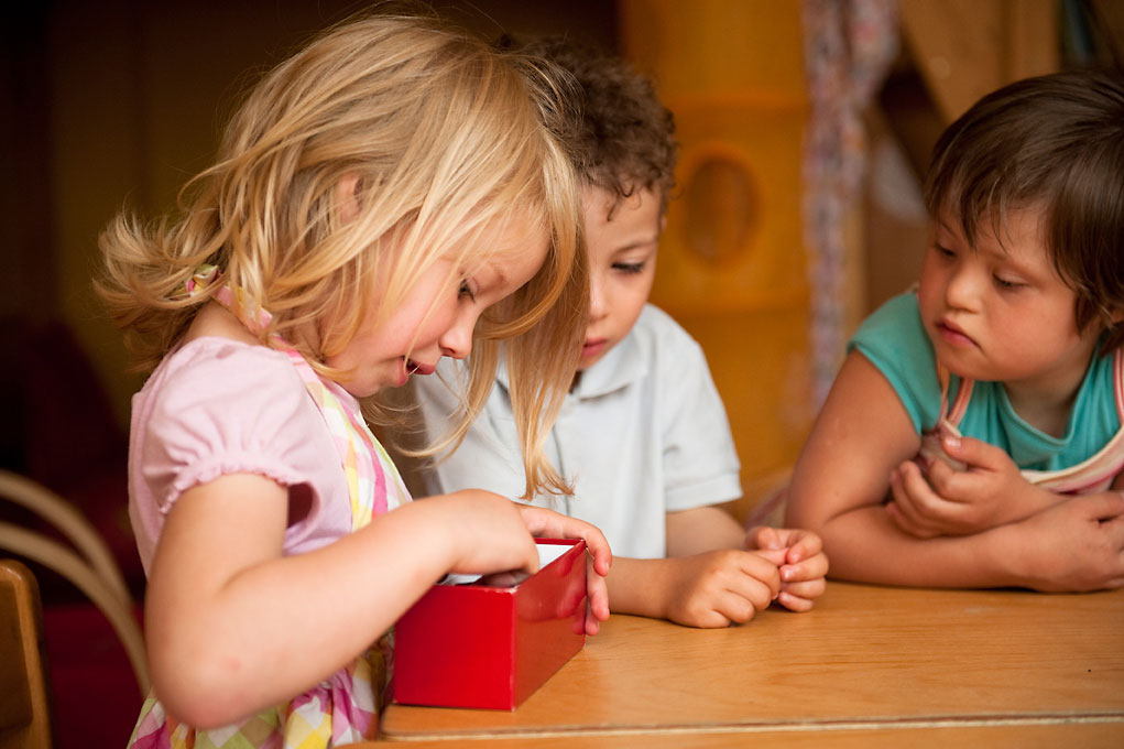 Kindergartenfotografie von 3 Kindern beim Spielen. | Felix Krammer Fotografie