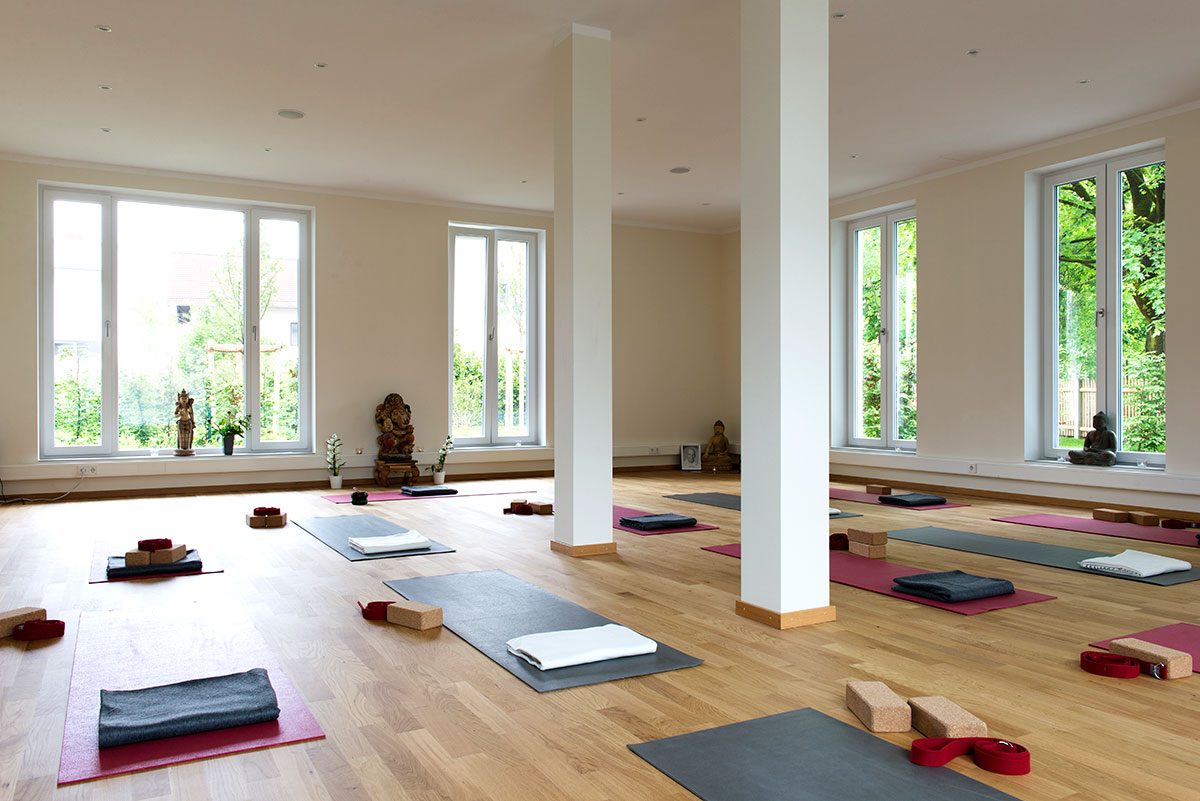 Interierfotografie eines Yogaraums mit Yogamatten im Yogastudio Yoga am Park | Felix Krammer Fotografie