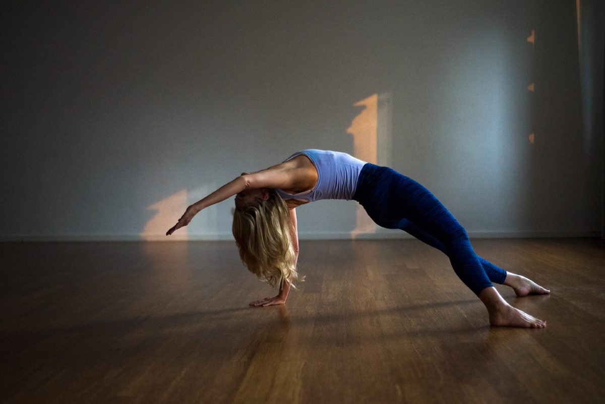 Yogafotografie von Yogalehrerin Dr. Alexandra Kleiner in der Yogahaltung Camatkarasana (Wild Thing) | Felix Krammer Fotografie