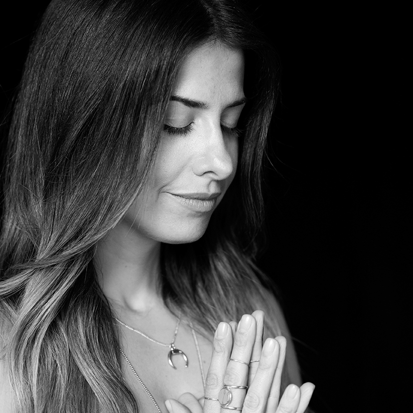 Yogafotografie von Yogalehrerin Selen Erman meditierend, die Hände im Anjali Mudra vor dem Herzen, die Augen geschlossen. Schwarzweiß Fotoaufnahme. | Felix Krammer Fotografie