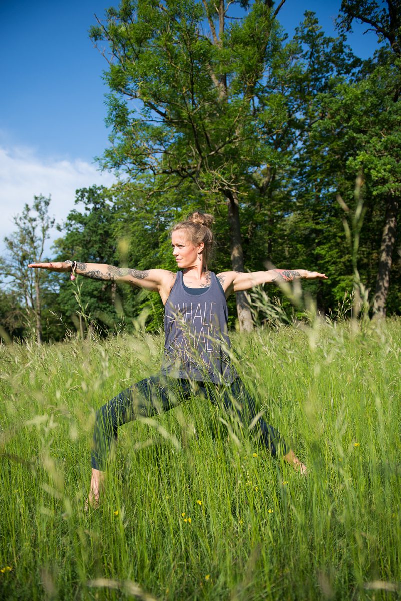 Yogafotografie von Yogalehrerin Stine Matthes in der Yogahaltung Virabhadrasana 2 | Felix Krammer Fotografie