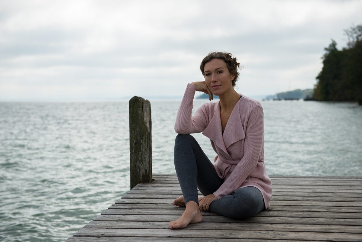 Yogafotografie von Ranja Weis auf Steg sitzend | Felix Krammer Fotografie
