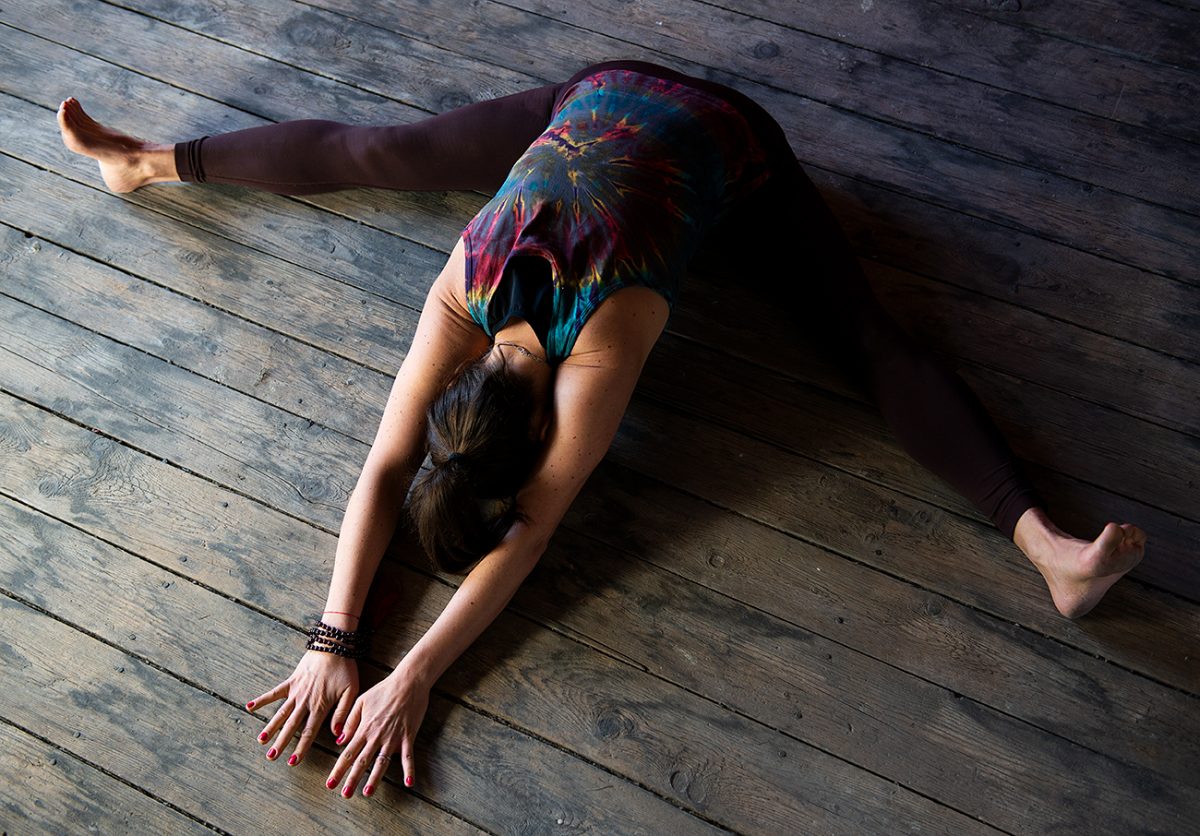 Yogafotografie von Yogini in Yogahaltung auf Holzboden | Felix Krammer Fotografie