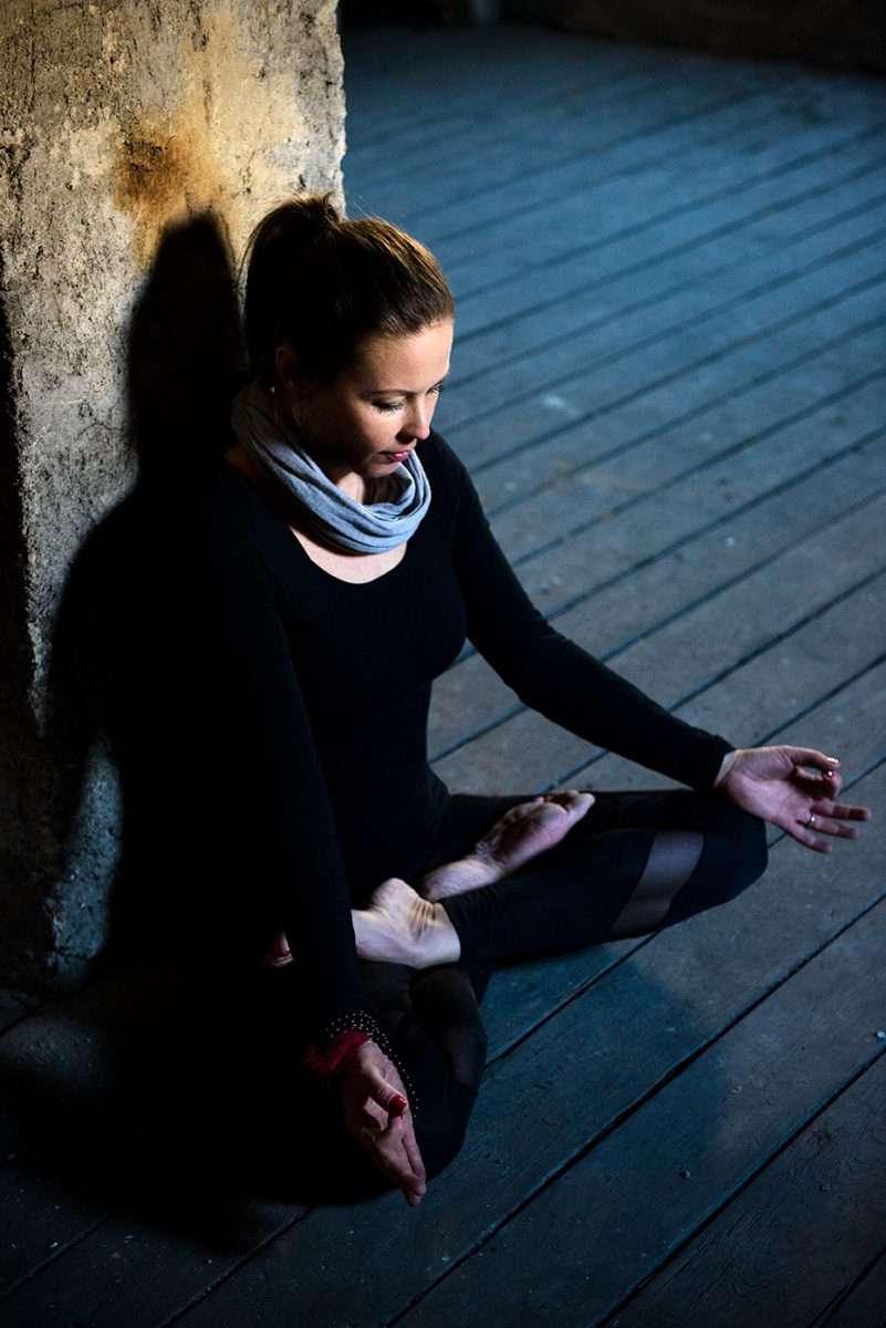 Yogafotografie von Yogini im Lotussitz | Felix Krammer Fotografie