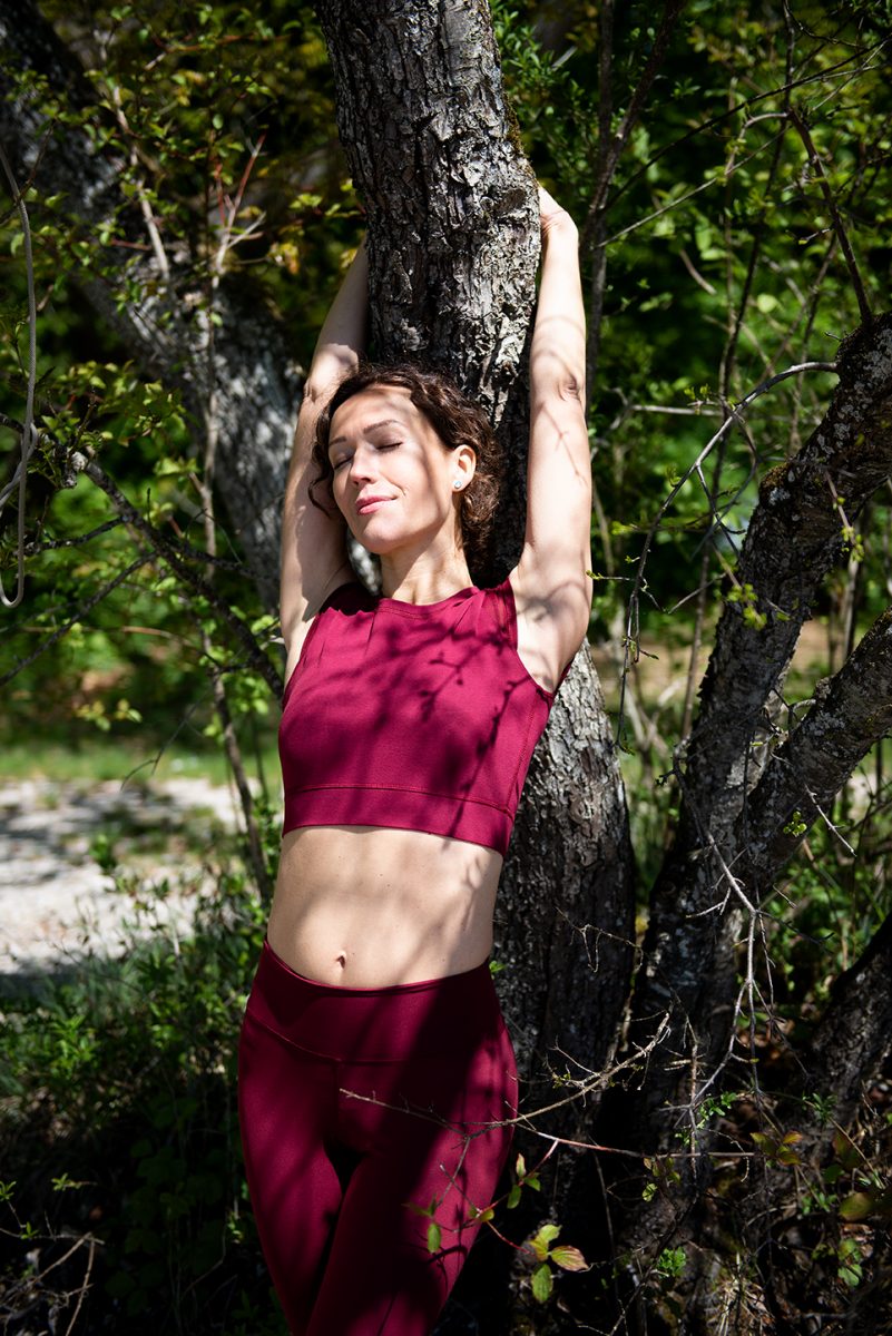 Yogafotografie von Yogalehrerin Ranja Weis an einen Baum gelehnt. | Felix Krammer Fotografie