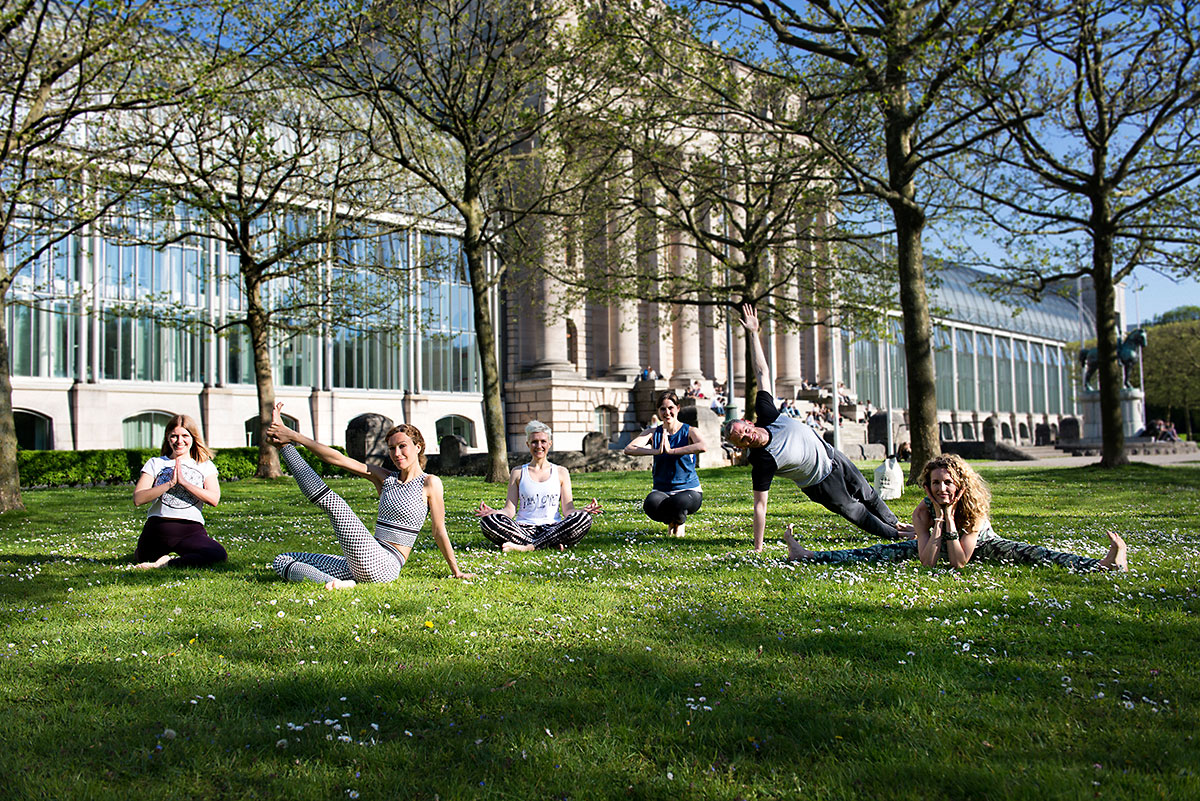 Yogis in Asanas als Pressebild für die Yoganacht München. | Felix Krammer Fotografie