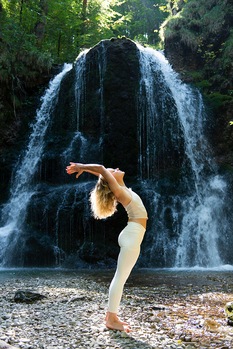 Yogalehrerin Alina vor Wasserfall, Yogafotografie | Felix Krammer Fotografie