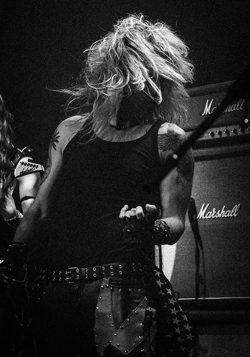 Bandfotografie mit hard rocking Frontman von Viper Queen beim Konzert für das Fotografieprojekt Rückzugsorte