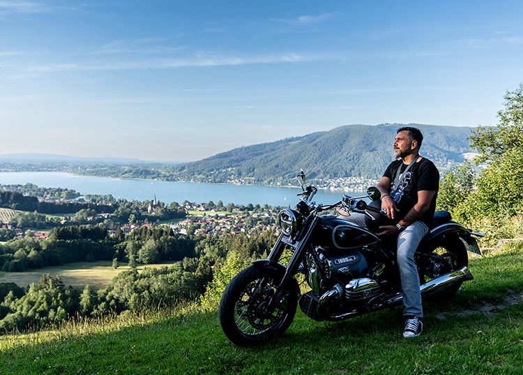 Rückzugsorte Fotografie mit Niyazi Karasubasi auf seinem Motorrad BMW R18