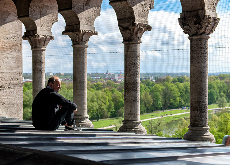Rückzugsorte Fotografie mit Pfarrer Rainer M. Schießler auf der Kirchturmsgalerie