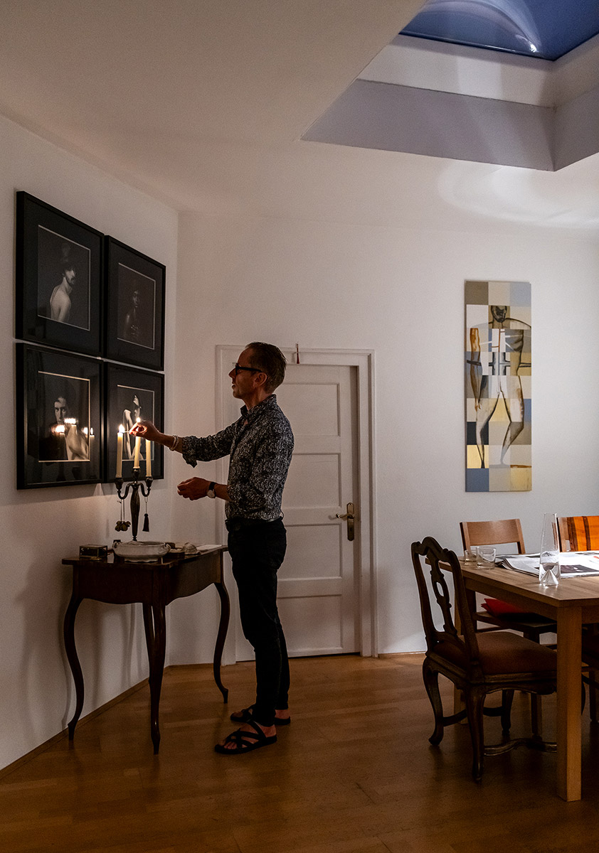 Rückzugsorte Fotografie - Roger Diederen zündet Kerzen an in seinem Wohnzimmer