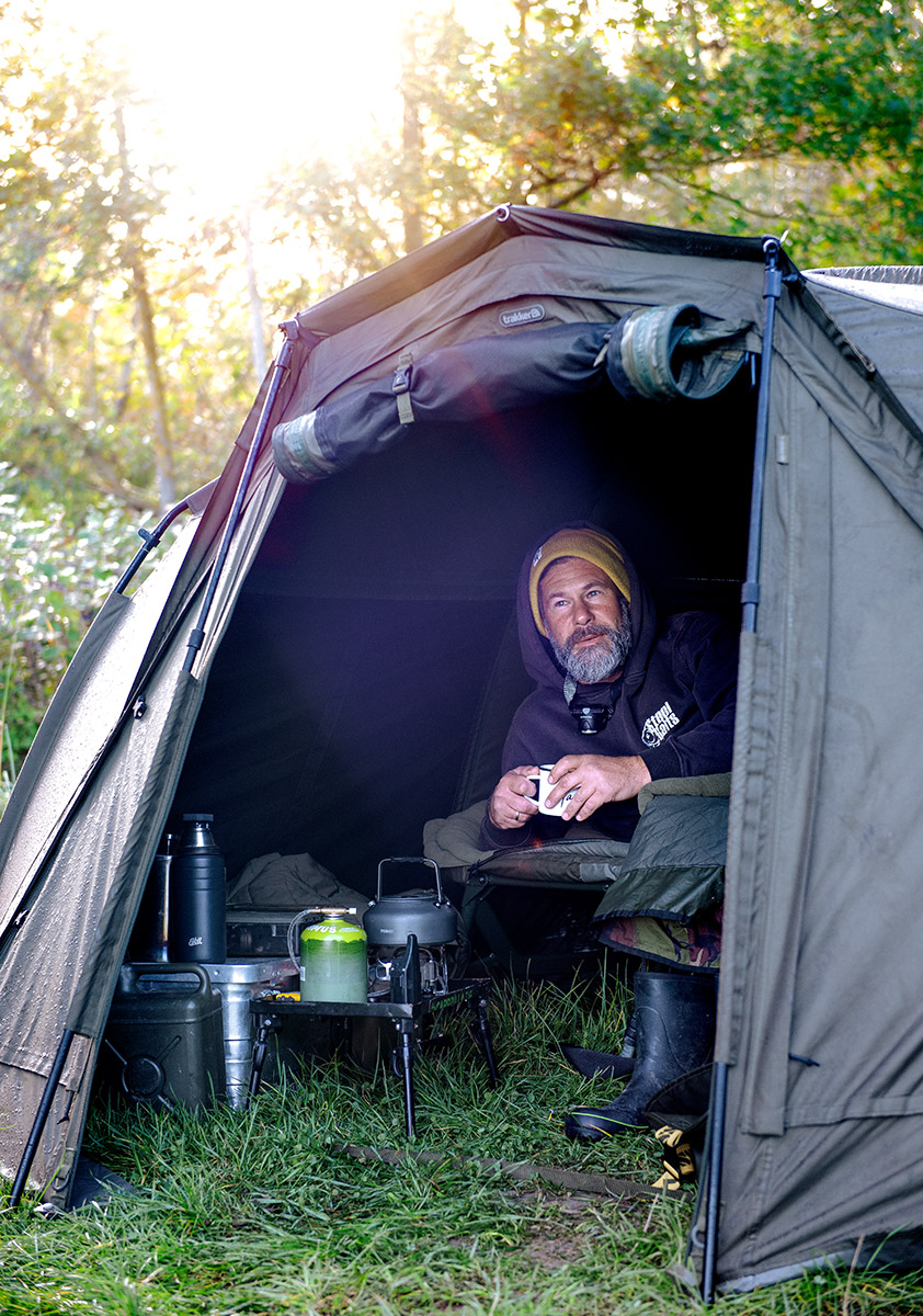 Rückzugsorte Fotografie - Angler im Zelt mit Kaffee