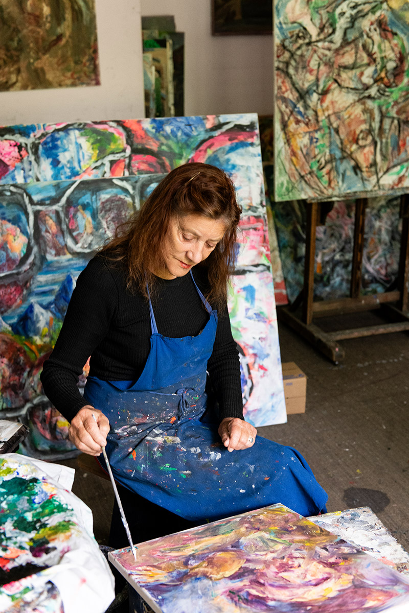 Fotografieprojekt Rückzugsorte mit Künstlerin Katharina von Werz beim Malen in ihrem Atelier